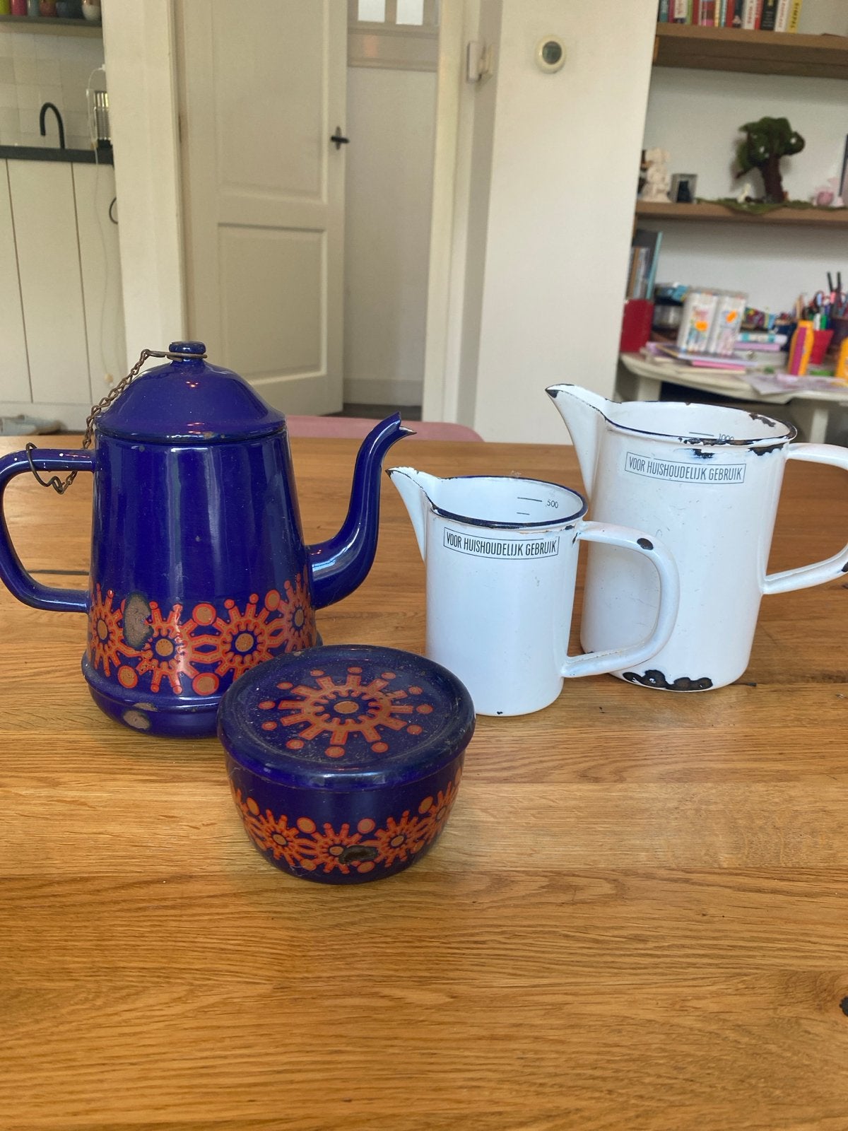 Vintage emaille set: koffiepot, voorraadpot en maatbekers, Antiek en Kunst, Ophalen