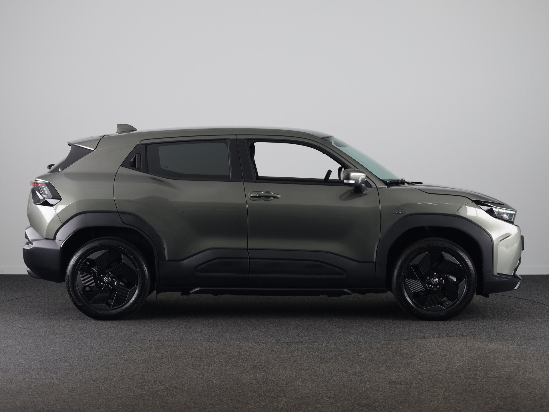 Toyota Urban Cruiser Dynamic 61 kWh *NIEUW* | 18' Velgen | M, Auto's, Stof, Urban Cruiser, Nieuw, SUV of Terreinwagen