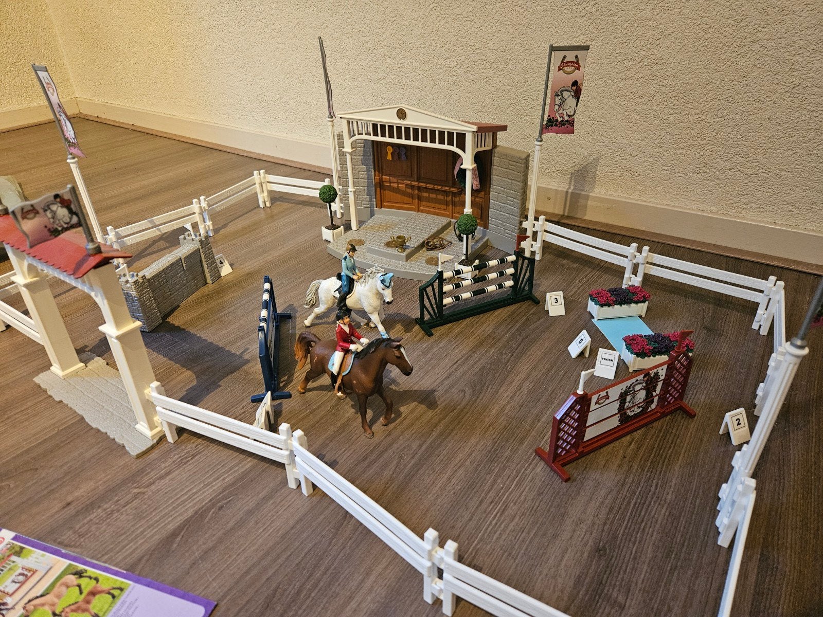 Schleich Paardenshow Set met Hindernissen en Ruiters, Ophalen of Verzenden, Zo goed als nieuw, Jongen of Meisje