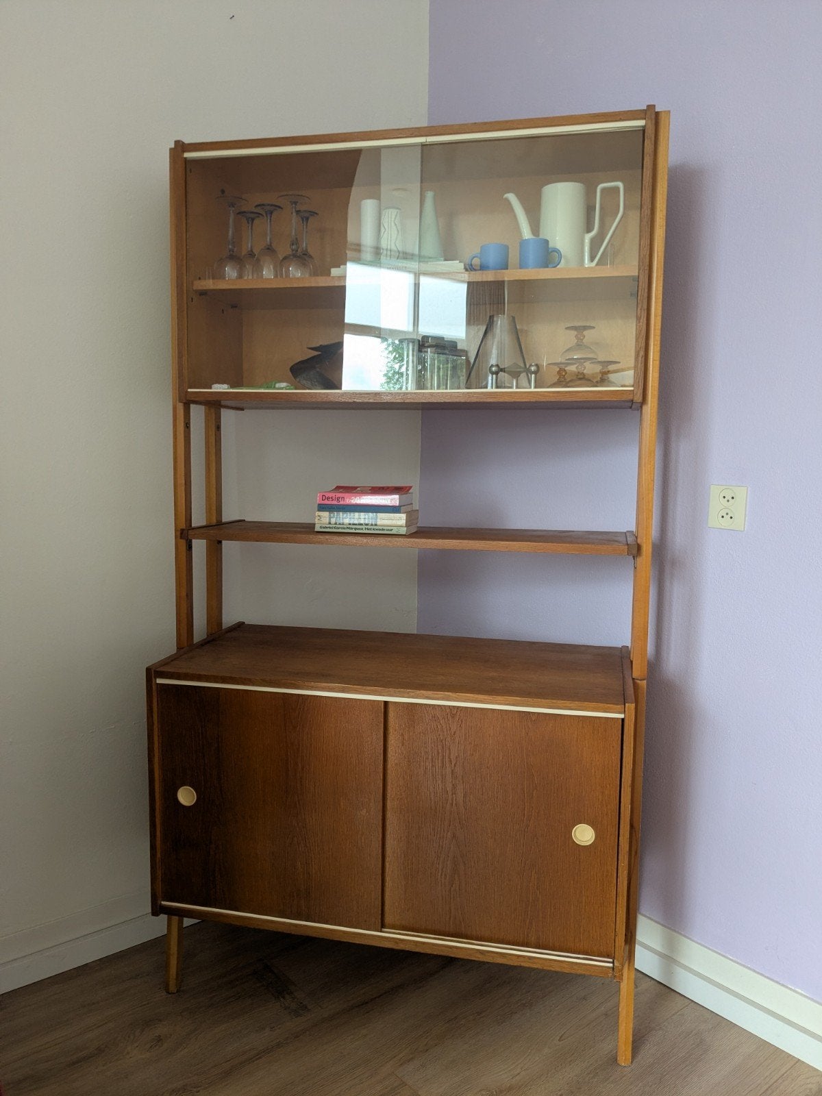 Vintage kast / vitrinekast Model Monti / Jirak jaren 60, Huis en Inrichting, Ophalen, Zo goed als nieuw, 25 tot 50 cm, 200 cm of meer