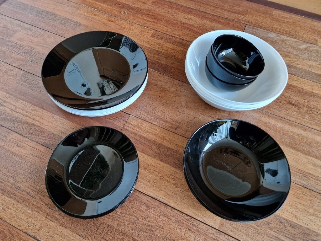 Borden en kommen - wit zwart servies 22 stuks, Huis en Inrichting, Ophalen, Gebruikt, Modern, Porselein