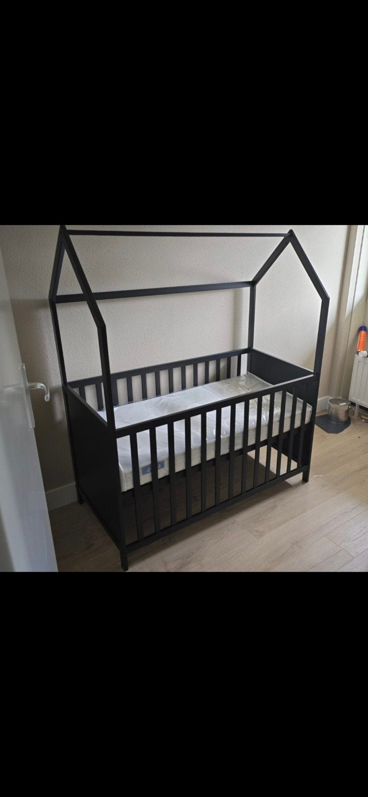 NIEUW! Cabino Babybed / Ledikant Huisje Zwart, Ophalen, Nieuw, Ledikant