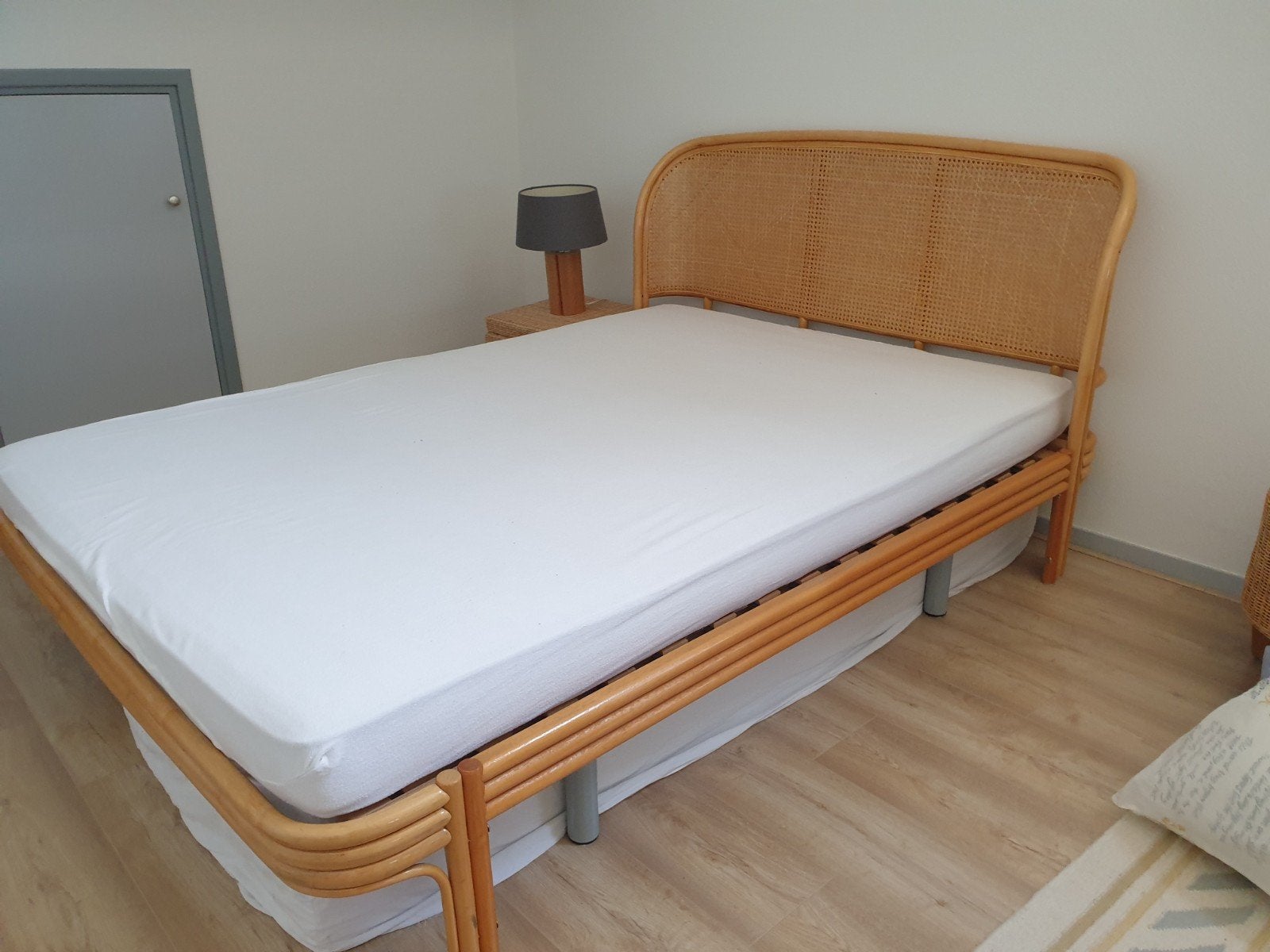 Rotan en honingraat vlechtwerk bed, 140x200cm, boho-stijl, Ophalen, Tweepersoons, Hout, 140 cm