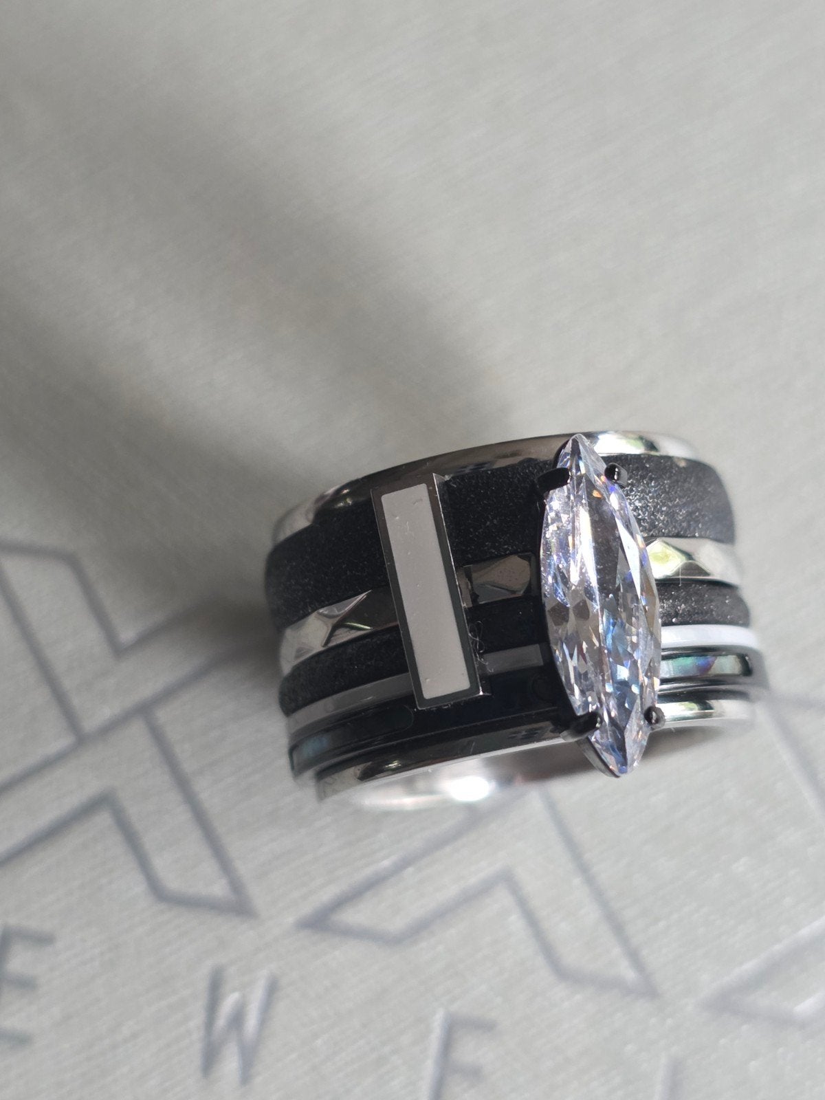 zilver/zwarte IXXXI ring maat 17,5. H12, Sieraden, Tassen en Uiterlijk, Ophalen of Verzenden, Zo goed als nieuw, Zilver