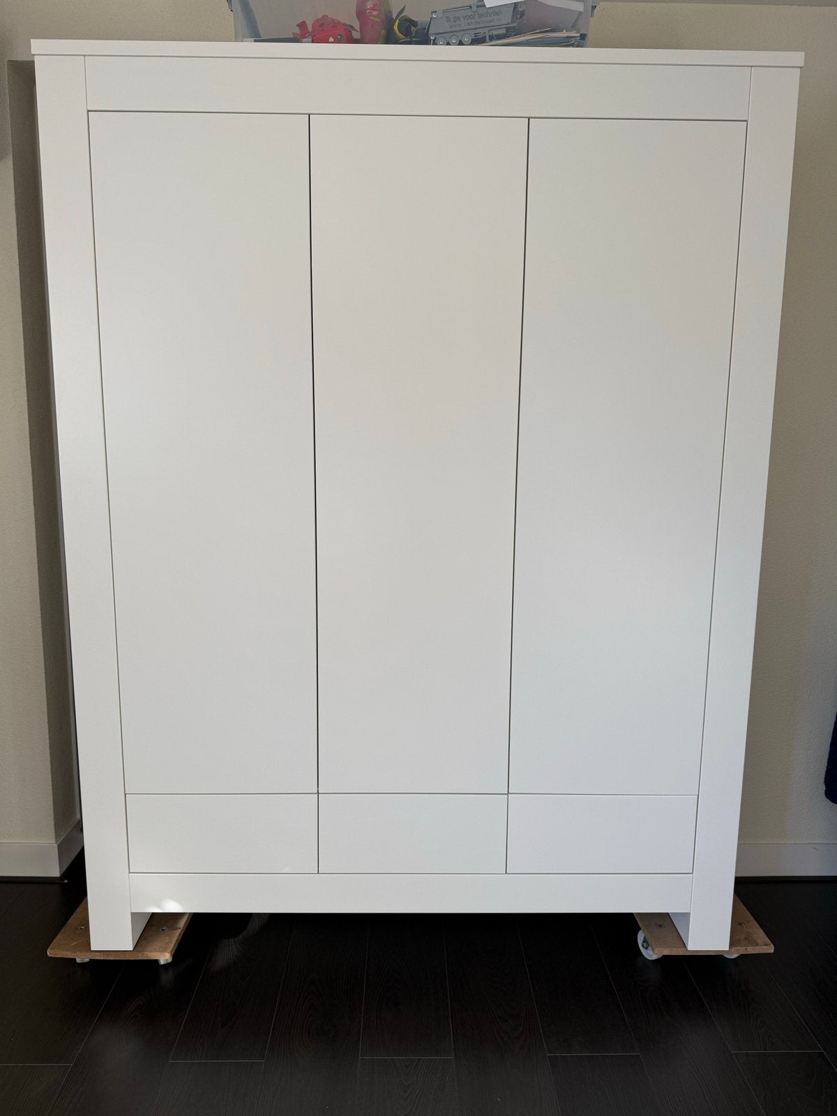 Witte kledingkast met 3 deuren en 3 lades kidsmill alaska, Kinderen en Baby's, Kinderkamer | Commodes en Kasten, Ophalen, Kast
