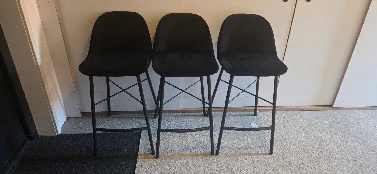 3x Kick barkruk Jeff - Zwart fluweel, Ophalen, Met voetsteun, Zo goed als nieuw, 90 cm of meer