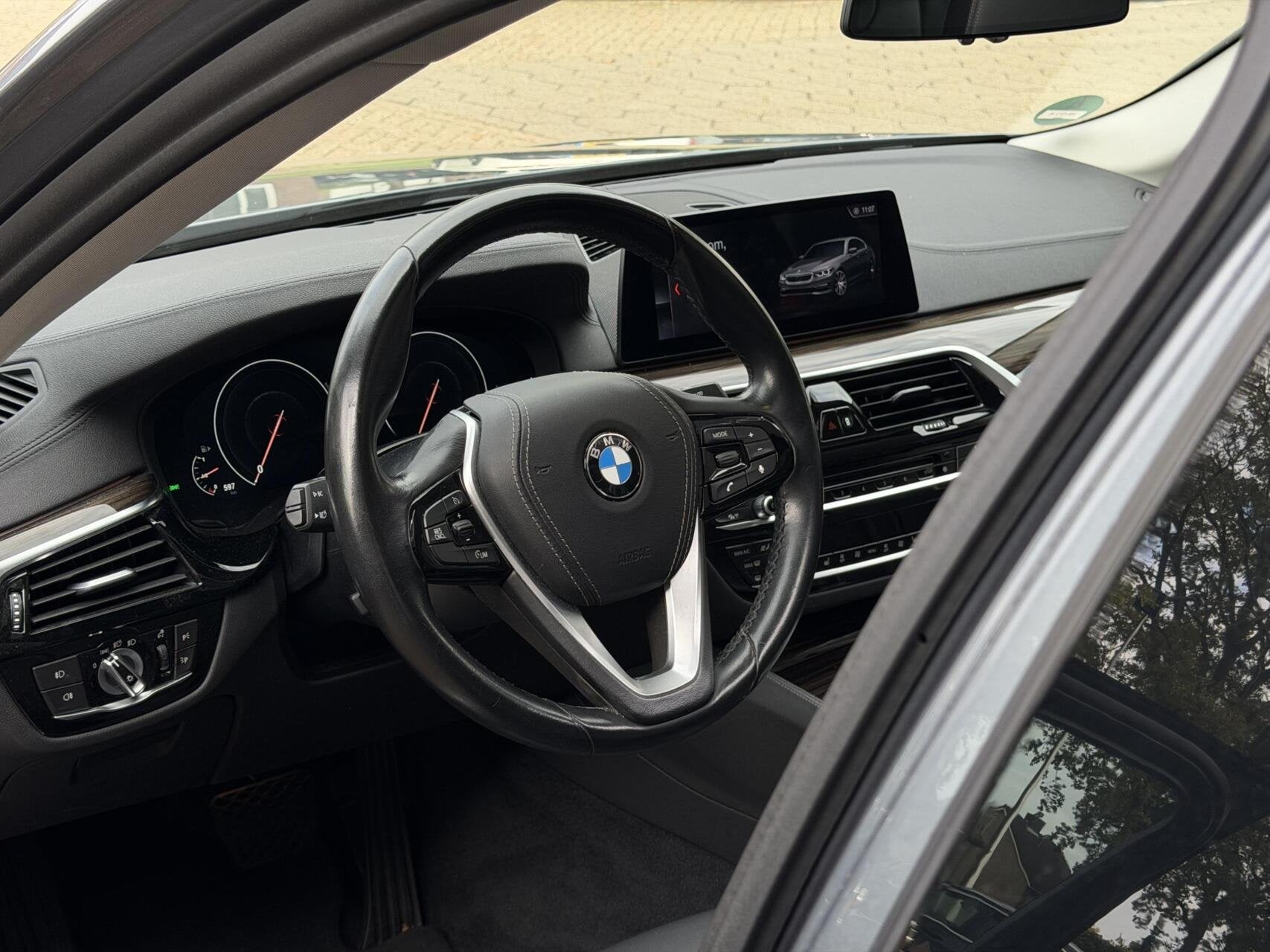 BMW 5-serie 520i Luxury Led, Pano, Digidash, Leer, H/K.., Automaat, 1998 cc, Achterwielaandrijving, Gebruikt
