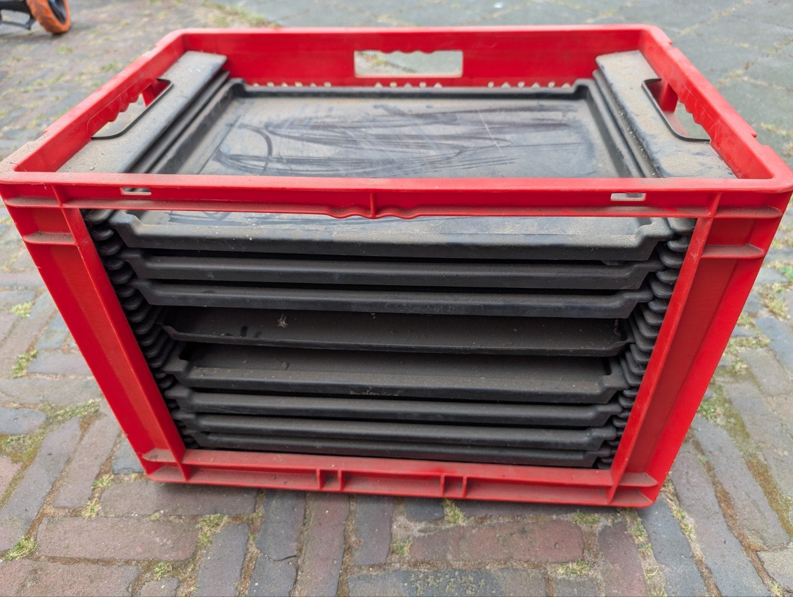 Rode krat met uitschuifbare lades/dienbladen - Handig opberg, Ophalen, Gebruikt, 40 tot 60 cm, 50 tot 75 cm