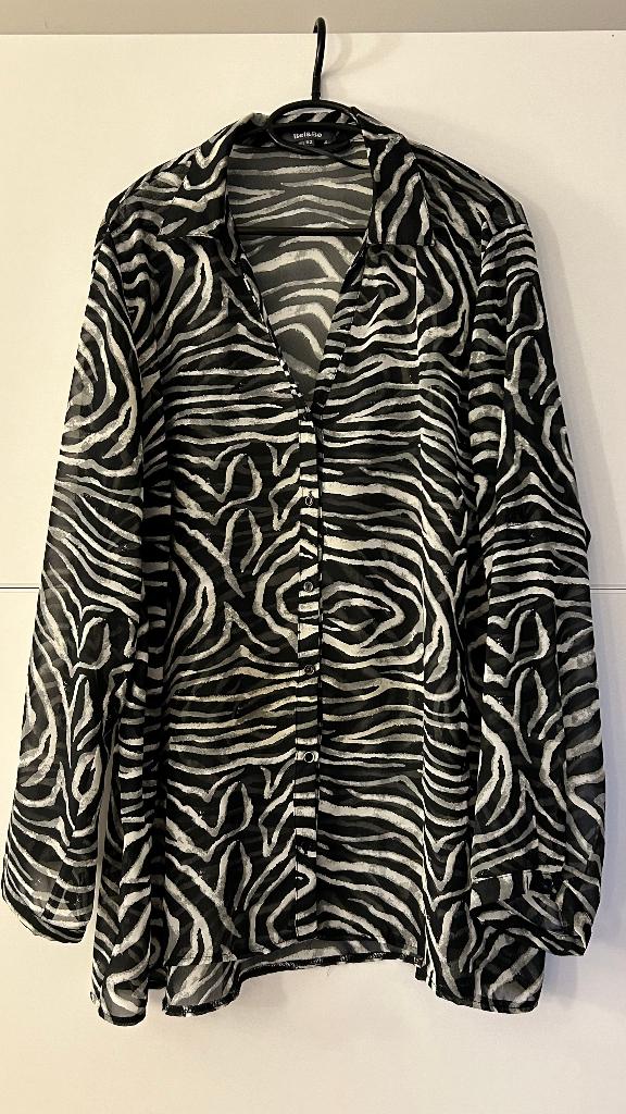 Bel & Bo Zwarte blouse met witte print, Kleding | Dames, Bel & Bo, Ophalen of Verzenden, Zo goed als nieuw, Blouse of Tuniek