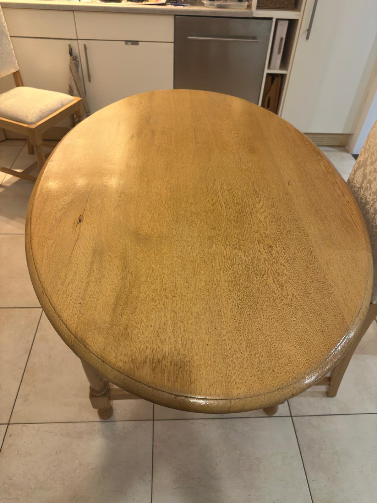 Te koop nette ovale houten tafel 135 x 90 met 6 stoelen, Huis en Inrichting, Ophalen, Gebruikt, 100 tot 150 cm, 50 tot 100 cm
