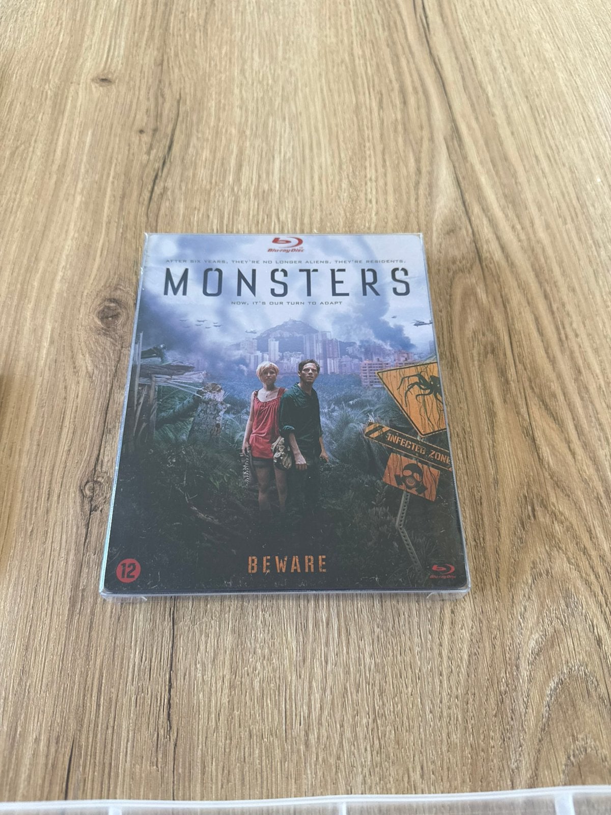 Monsters, Verzenden, Zo goed als nieuw