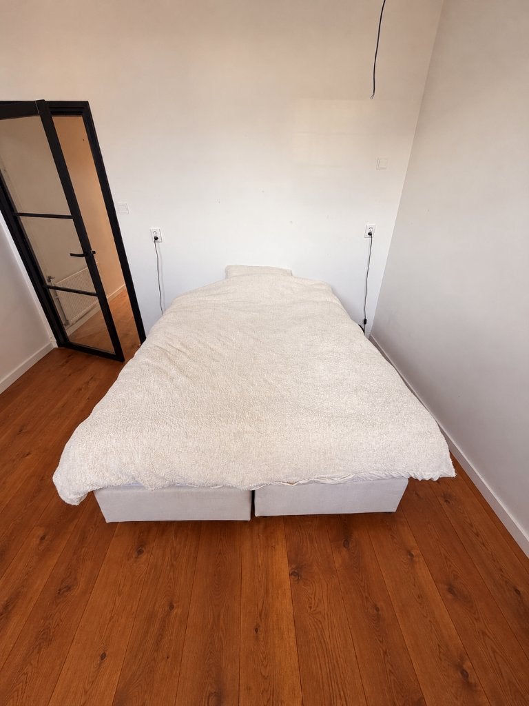 Boxspring 160  220 cm met matras en topper – 3 jaar oud, Ophalen, Beige, Tweepersoons, Zo goed als nieuw