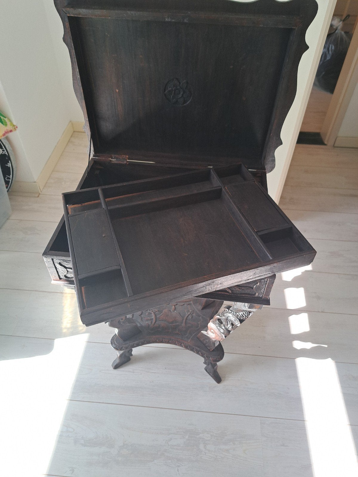 Antieke handgesneden theetafel/bijzettafel naaitafel, Ophalen of Verzenden