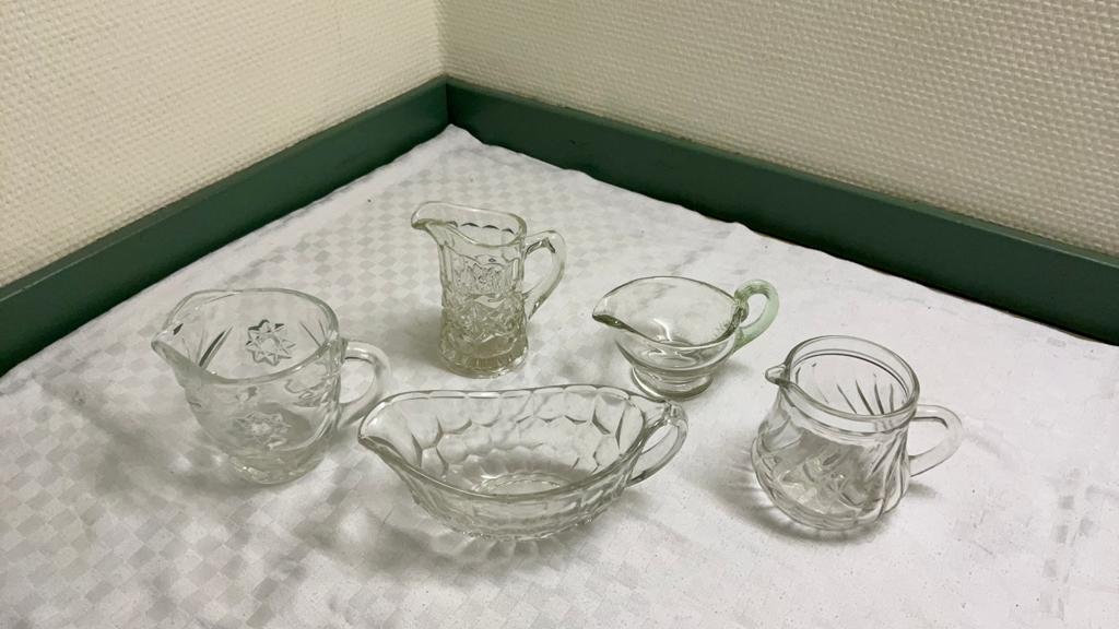 5 geslepen handgemaakte glazen melkkannetjes brocante, Antiek en Kunst, Ophalen of Verzenden