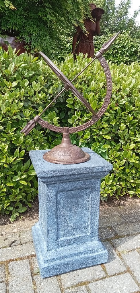 Gietijzeren zonnewijzer en fybre clay sokkel., Tuin en Terras, Ophalen of Verzenden, Nieuw