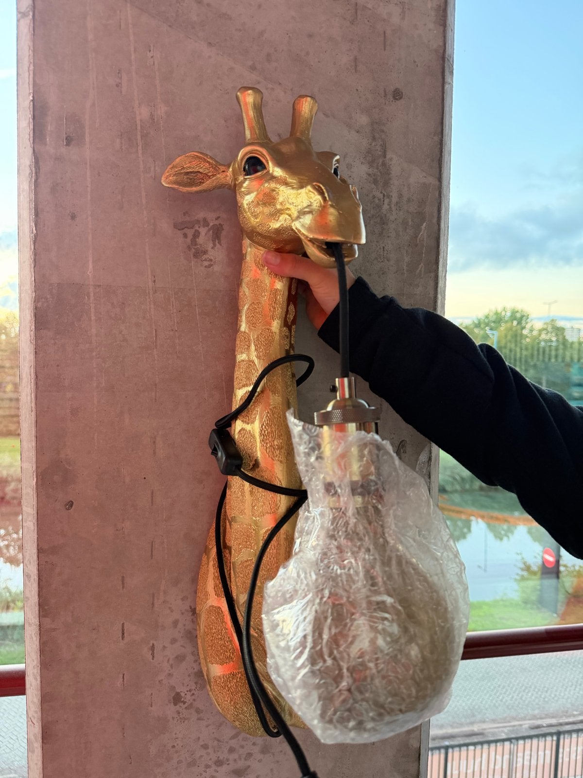 Gouden Giraffenlamp met E27 fitting en lichtbol, Kunststof, Zo goed als nieuw, Goud, Modern
