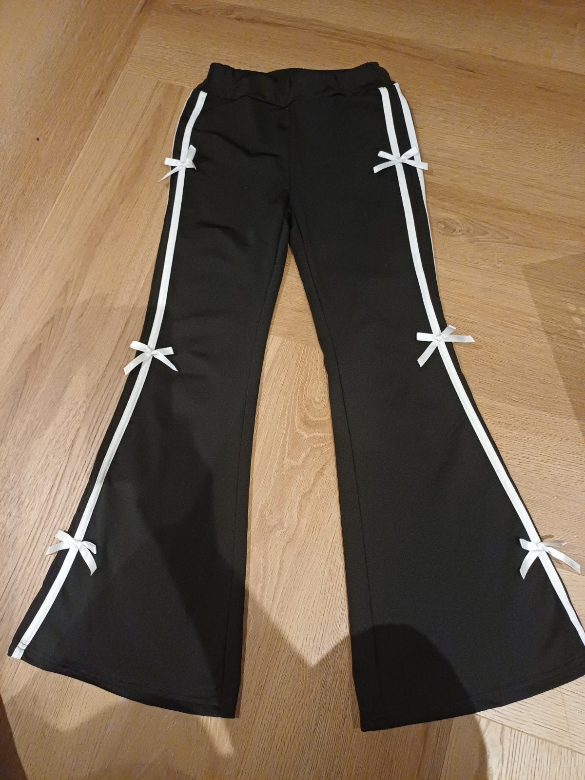 Zwarte flared broek met witte strepen en strikjes, Ophalen of Verzenden, Zo goed als nieuw, Meisje, Broek