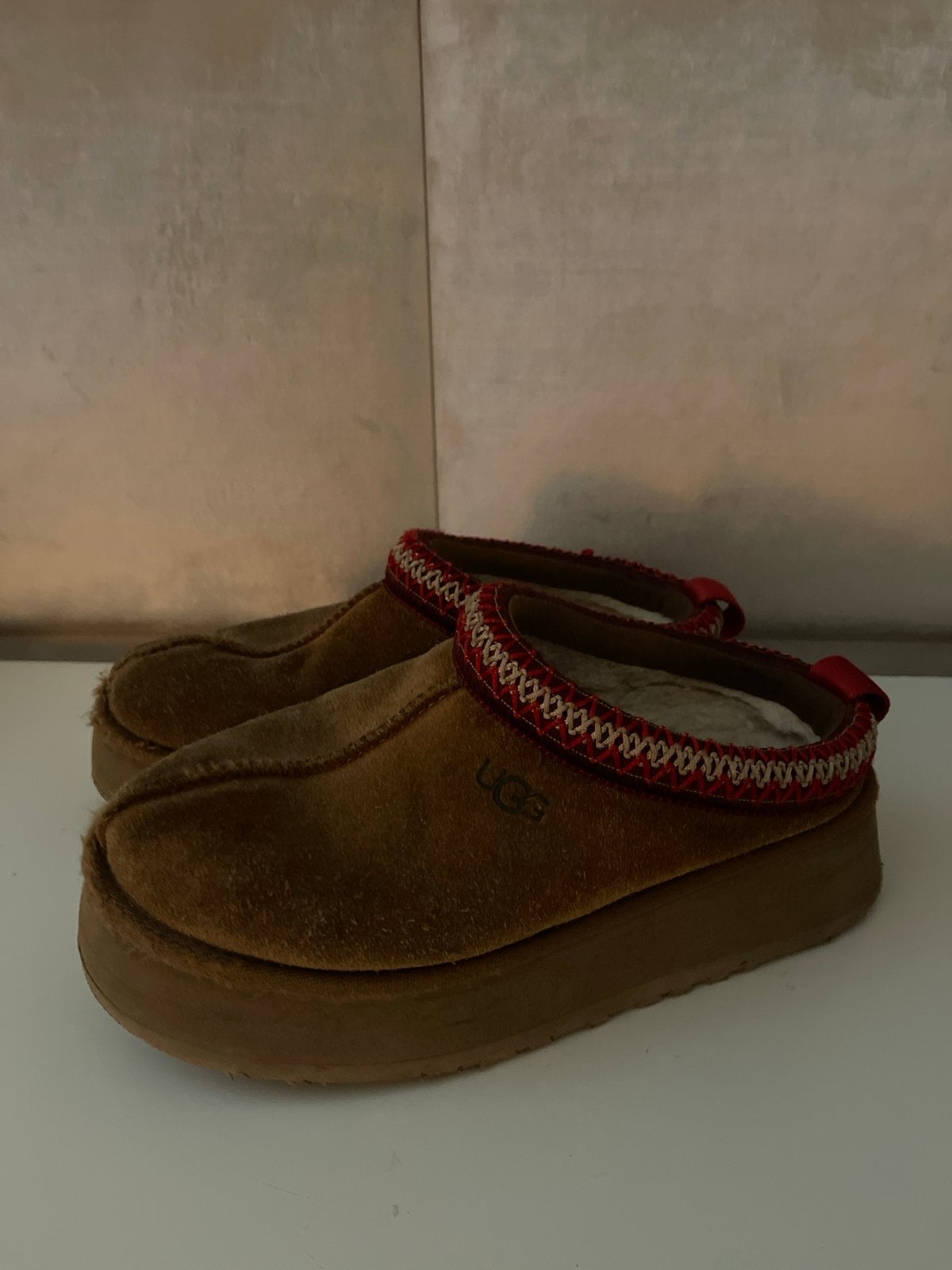 Ugg Tasmans - Bruine instappers met rode details, Ophalen of Verzenden, Gedragen, Bruin, Instappers