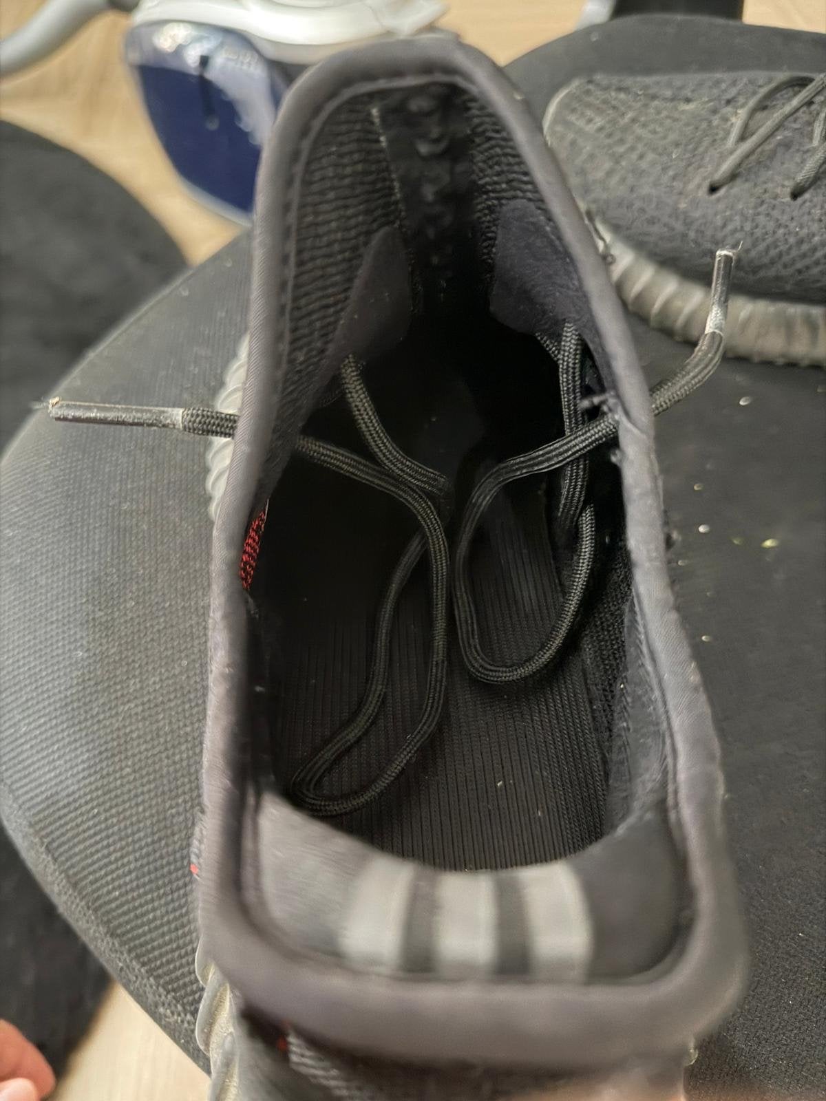 Yeezy Boost 350 V2 Zwart Rood - Maat 45.5, Kleding | Heren, Zwart, Ophalen of Verzenden, Sneakers of Gympen, Zo goed als nieuw