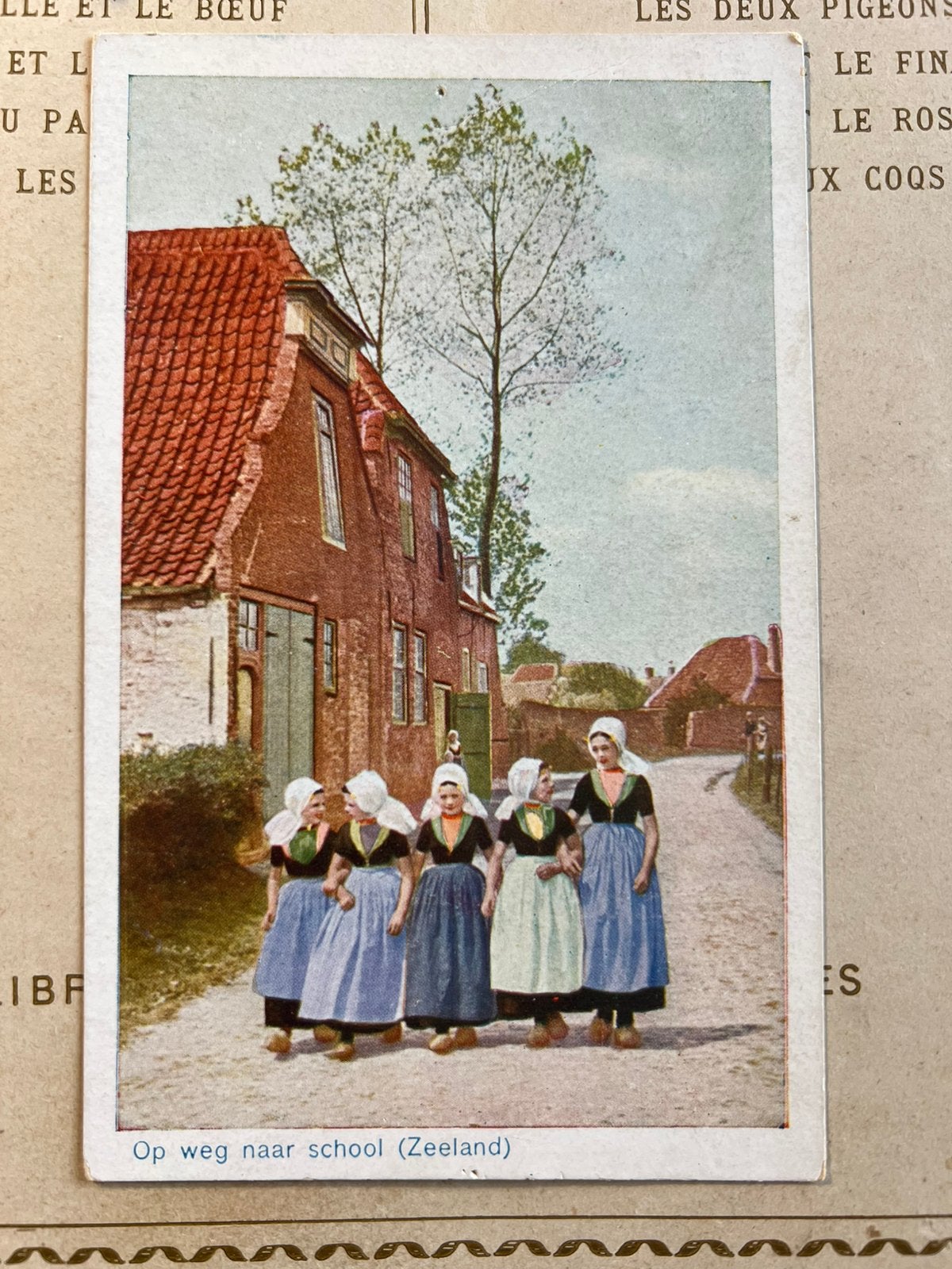 WO2 - Op weg naar school - Zeeland (HE), Ophalen of Verzenden, 1940 tot 1960, Gelopen, Klederdracht
