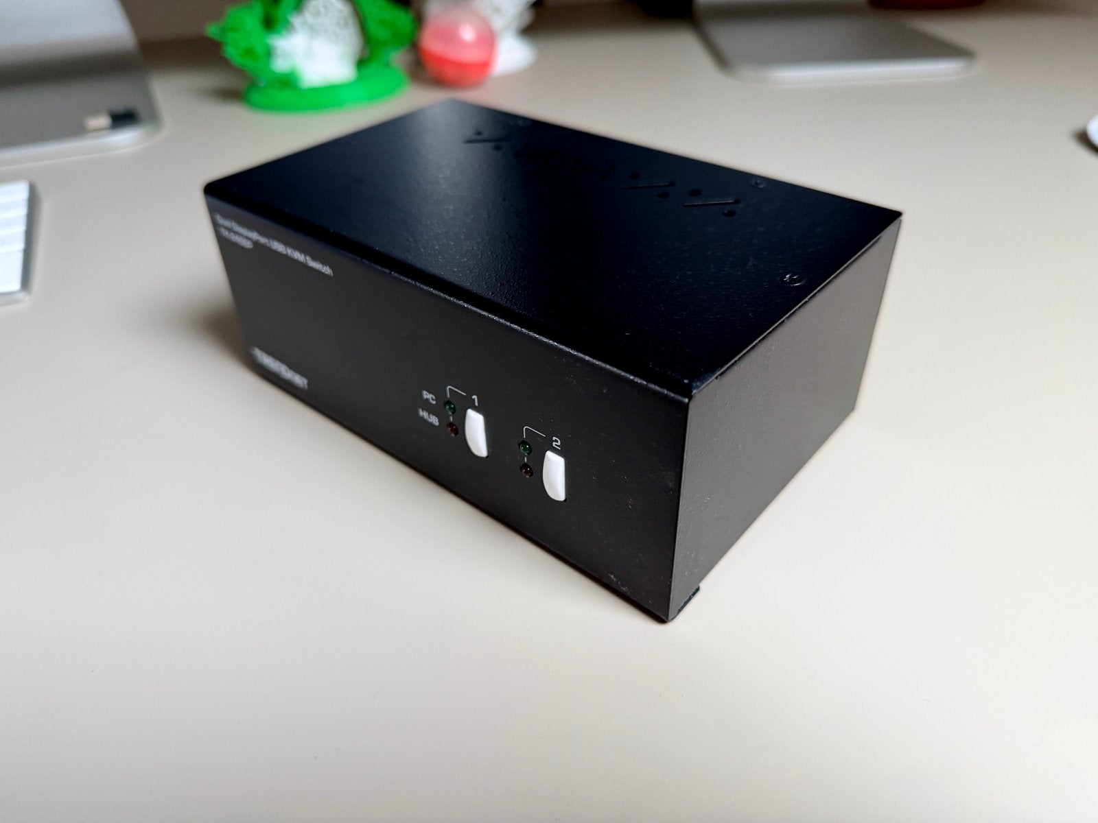 Foto 4 van KVM switch voor 2 computers en 2 schermen - TRENDnet