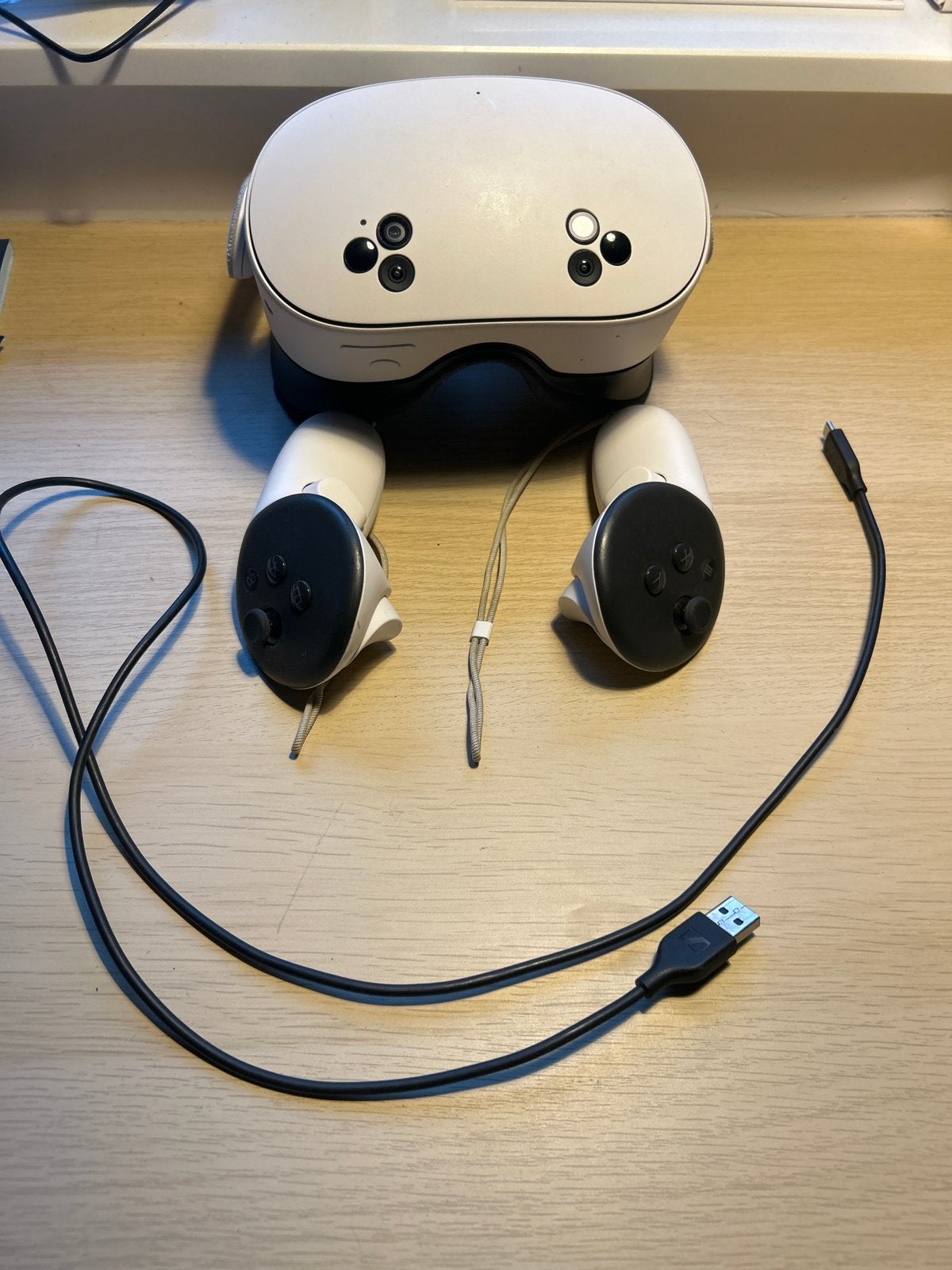 Oculus Quest 2 VR-bril met controllers en oplader, Ophalen, Zo goed als nieuw, VR-bril, Overige platformen