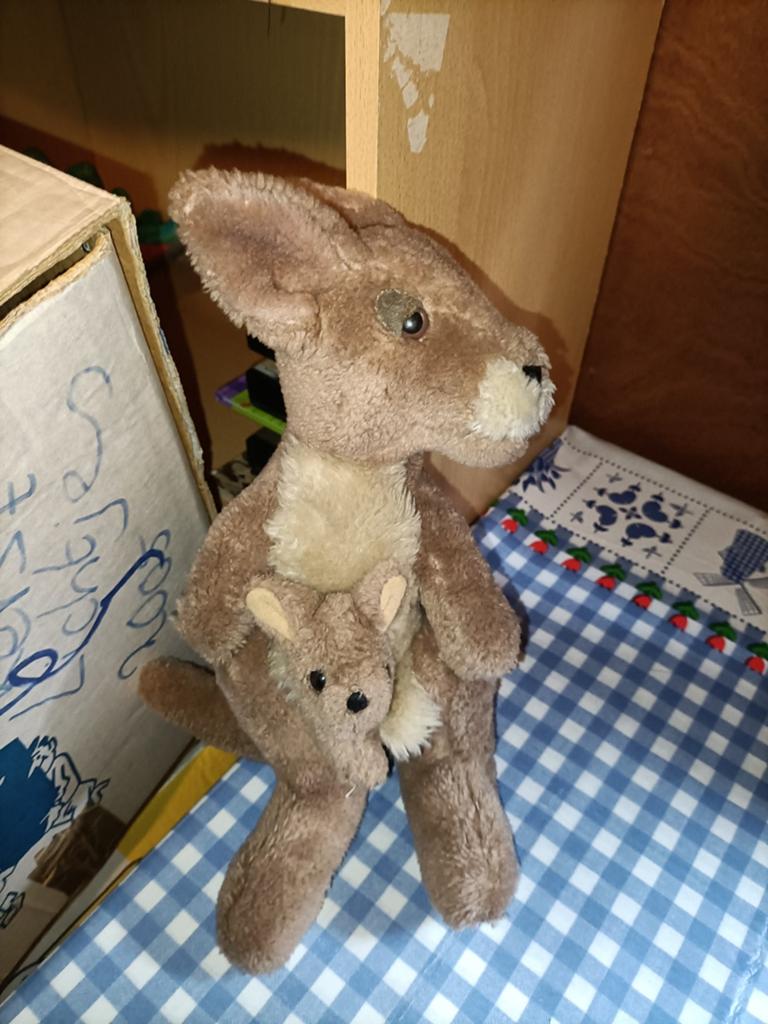 Kangaroo knuffel met kind in buidel 30 cm groot, Ophalen of Verzenden, Zo goed als nieuw, Overige typen