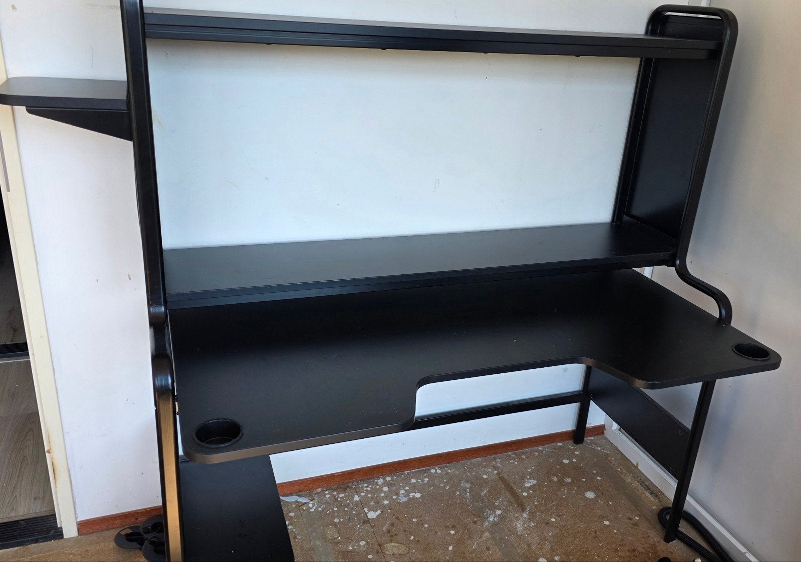 IKEA FREDDE Gamingbureau Zwart - Zo goed als nieuw, Huis en Inrichting, Bureaus, Ophalen, Spaanplaat of MDF, Zo goed als nieuw