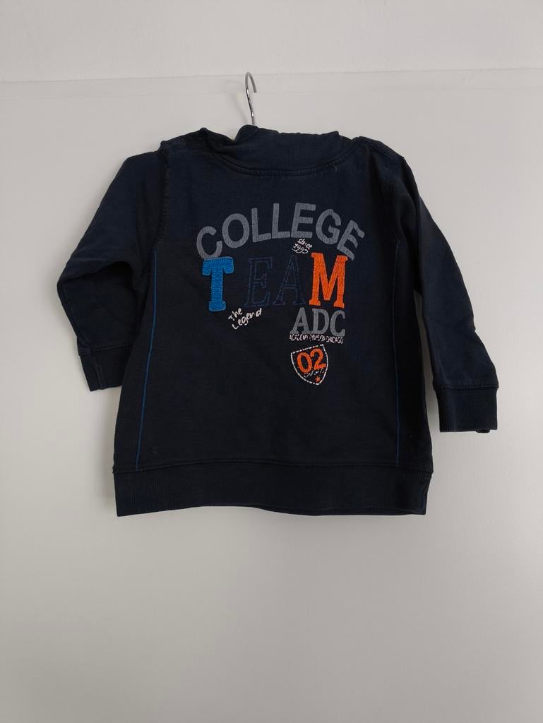 Donkerblauwe trui met capuchon en tekst maat 92, Kinderen en Baby's, Kinderkleding | Maat 92, Gebruikt, Jongen of Meisje, Trui of Vest