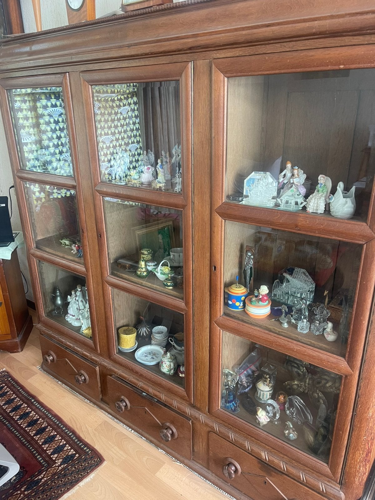 Vitrine kast, Ophalen