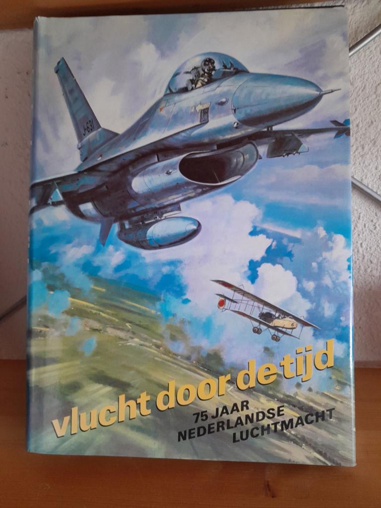 Vlucht door de tijd 75 jaar luchtmacht, Boeken, Oorlog en Militair, Ophalen, Tweede Wereldoorlog, Zo goed als nieuw, Luchtmacht