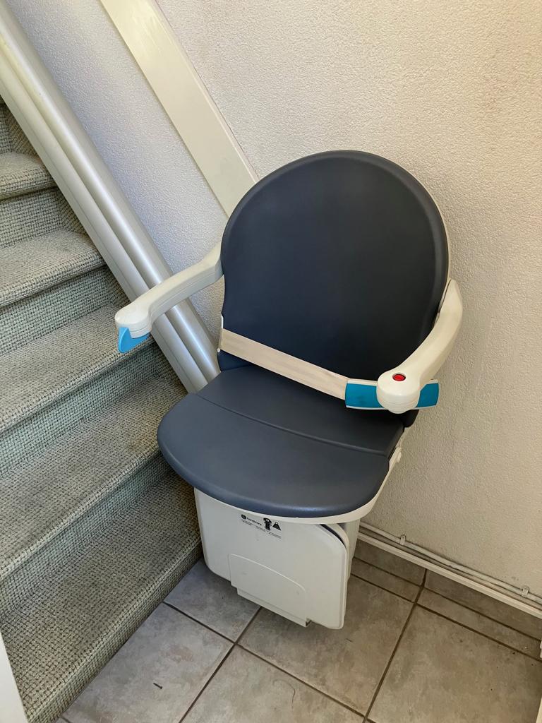 Handicare Traplift, recht in zeer goede staat, Ophalen, Gebruikt, Recht