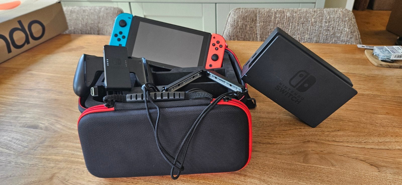 Nintendo Switch met reiskoffer en accessoires - 100% werkend, Ophalen, Zo goed als nieuw, Met 2 controllers, Switch Original