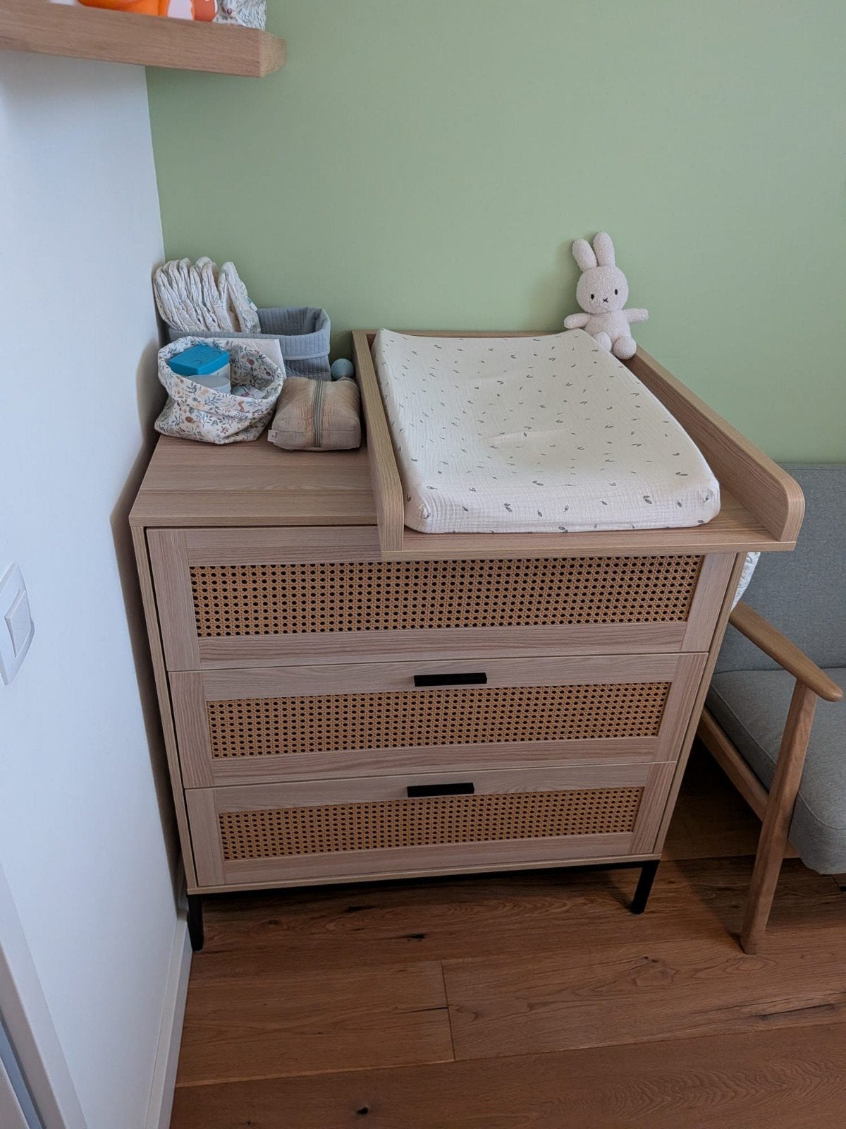 TWF Babykamer Jakarta: Commode met bladvergroter & Kast, Ophalen, 50 tot 70 cm, Opstaande rand, 100 cm of meer