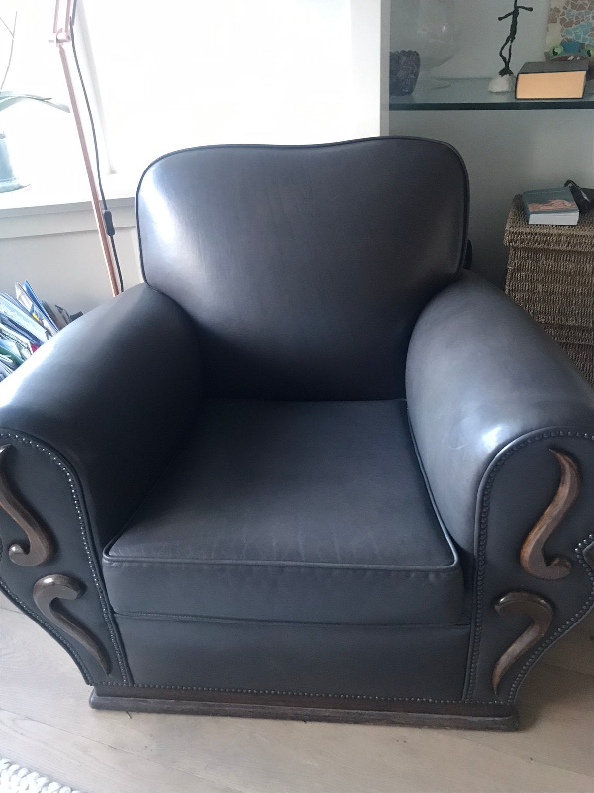 Mooie grijze leren fauteuil met houten ornamenten, Ophalen, Gebruikt, 75 tot 100 cm, Leer