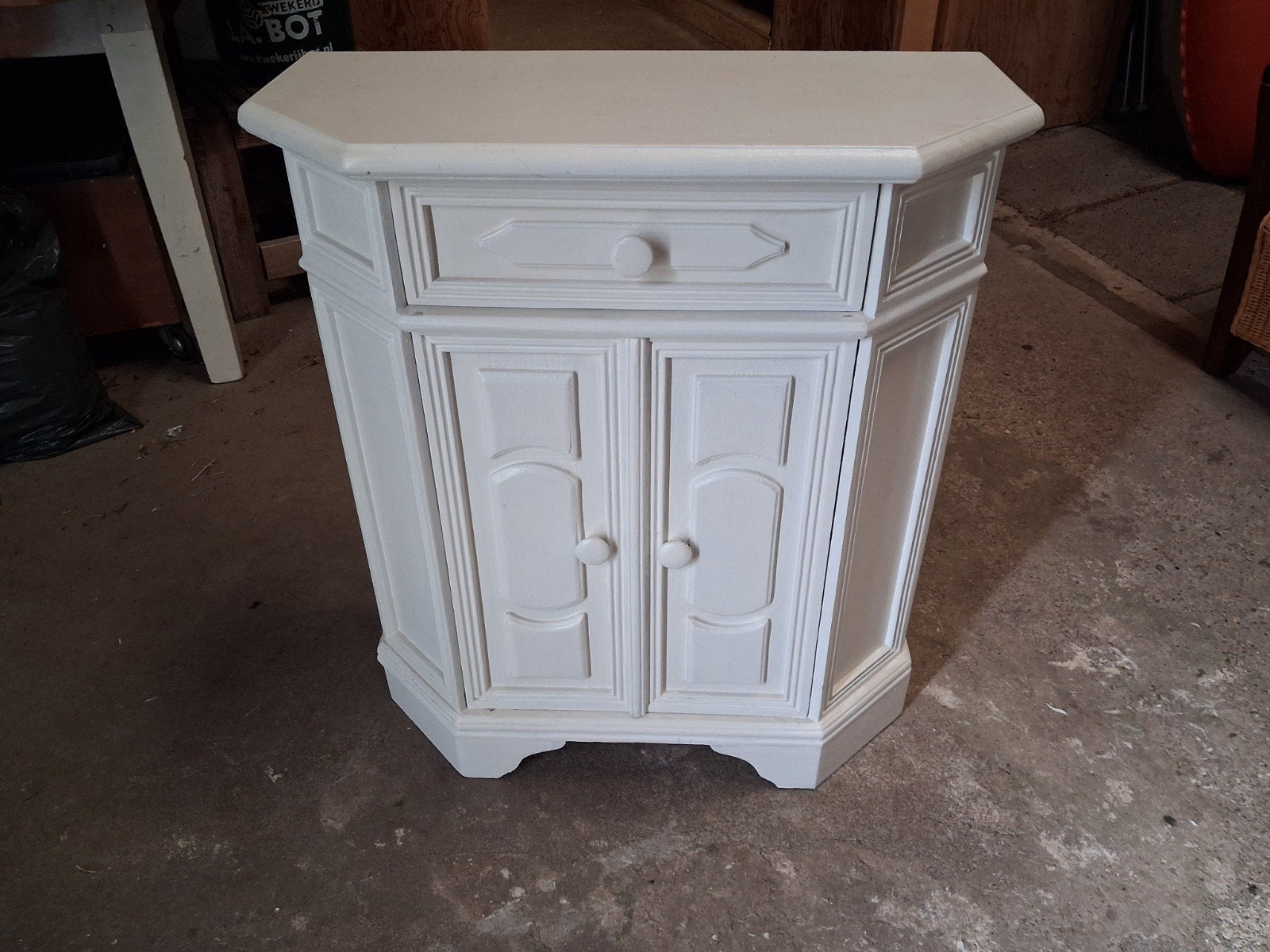 Wit nachtkastje/bijzettafel met lade en deurtjes, Huis en Inrichting, Ophalen, Gebruikt, 65 cm of meer, 70 cm of meer