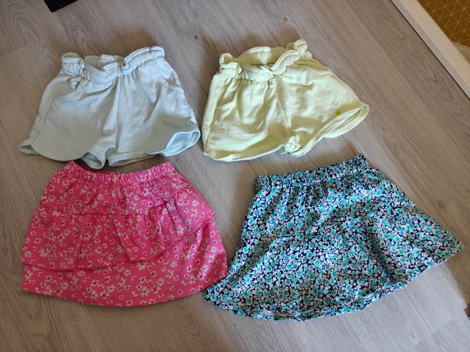 Gratis: 4 korte broeken/skorts, vallend als 104, Kinderen en Baby's, Kinderkleding | Maat 104, Gebruikt, Meisje, Zara, Ophalen