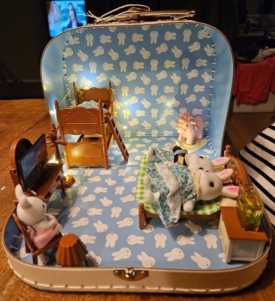 Poppenhuisje konijntjes in Nijntje koffertje, Ophalen, Nieuw, Poppenhuis