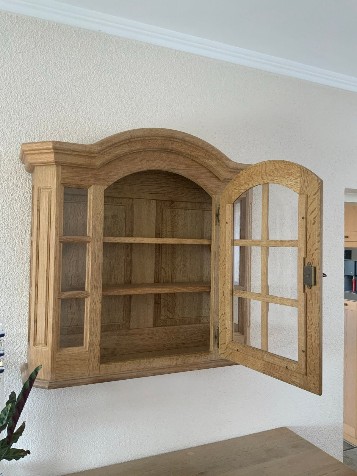 Eikenhouten wandkastje met glazen deuren, Huis en Inrichting, Kasten | Vitrinekasten, Ophalen, Eikenhout, 50 tot 100 cm, Zo goed als nieuw
