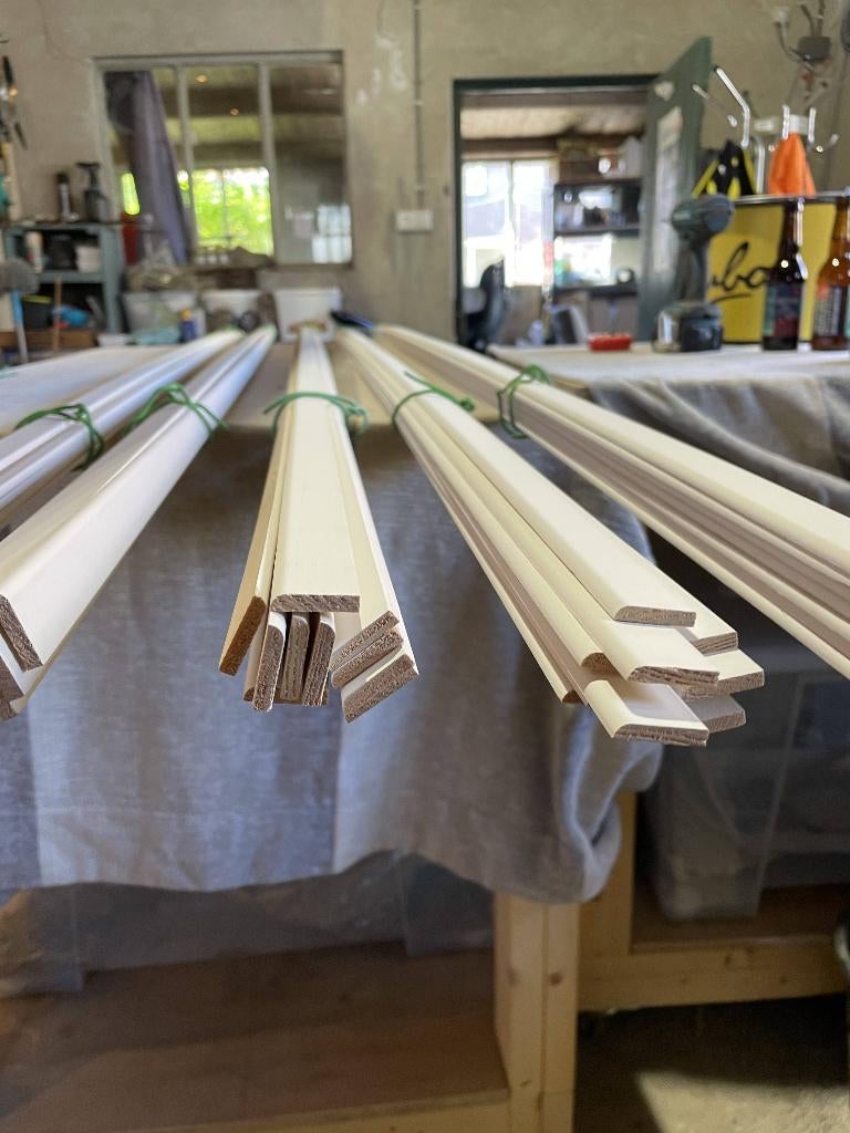 Deklijst grenen - 4,5 x 22 x 2700 mm (wit gegrond, 47 stuks), Ophalen, Overige materialen, Nieuw, 200 tot 250 cm