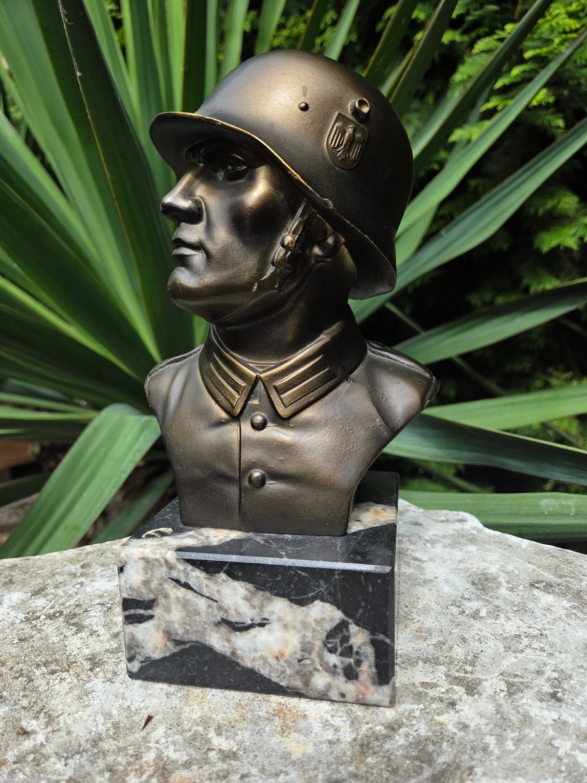 Bronzen buste van Duitse soldaat met helm op marmeren sokkel, Ophalen of Verzenden, Landmacht, Duitsland