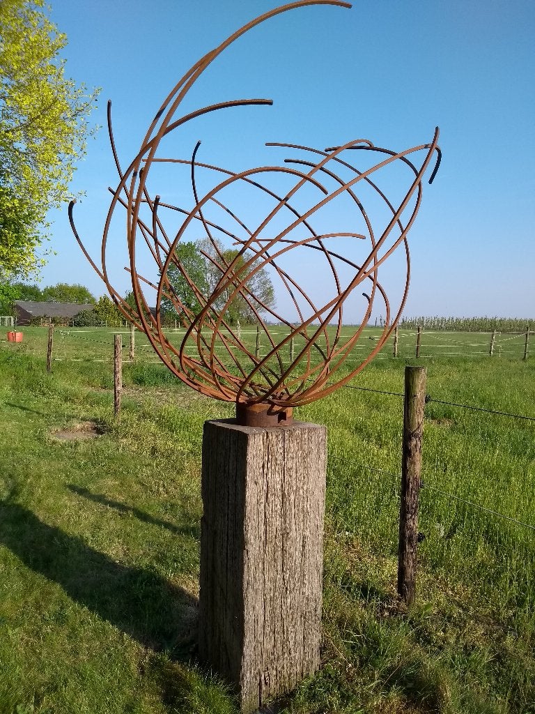 Basic kunstwerk op hardhouten sokkel, Ophalen of Verzenden, Nieuw, Metaal, Abstract beeld