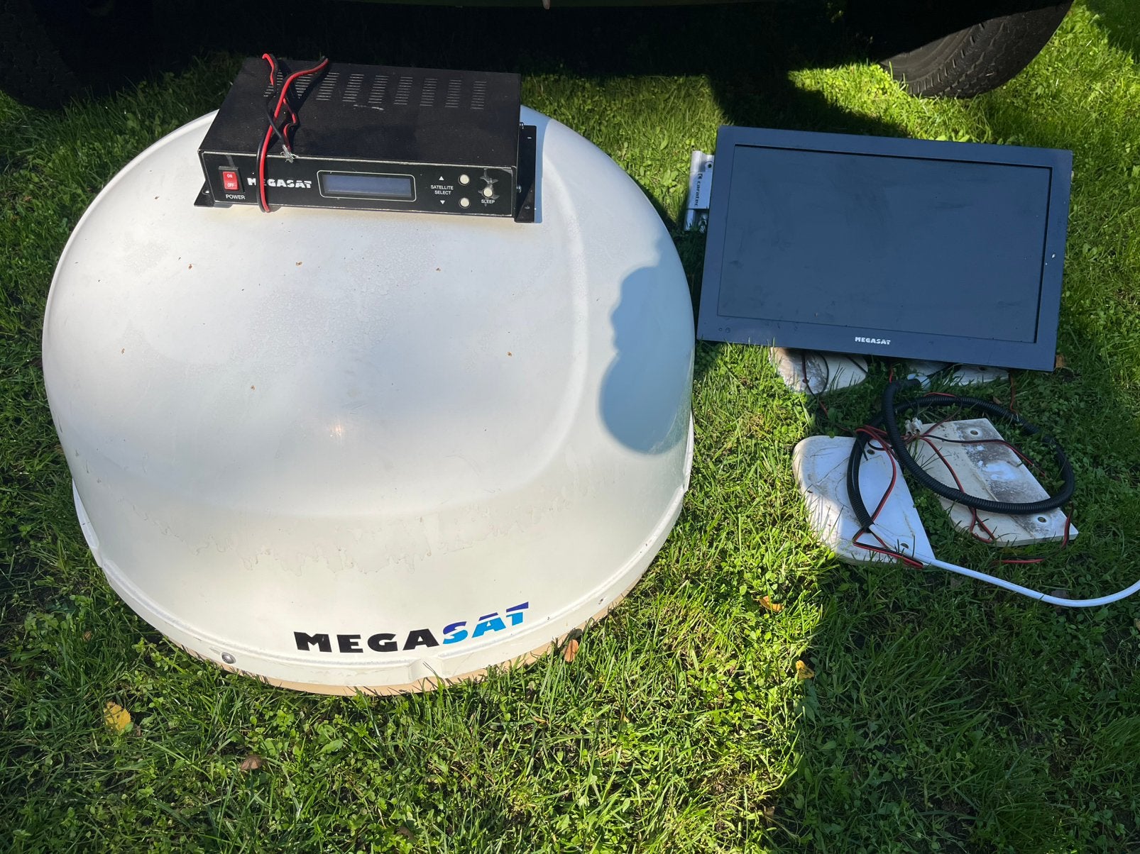 Schotel satellietontvanger met apparatuur erbij, Ophalen of Verzenden, Zo goed als nieuw, Communicatie