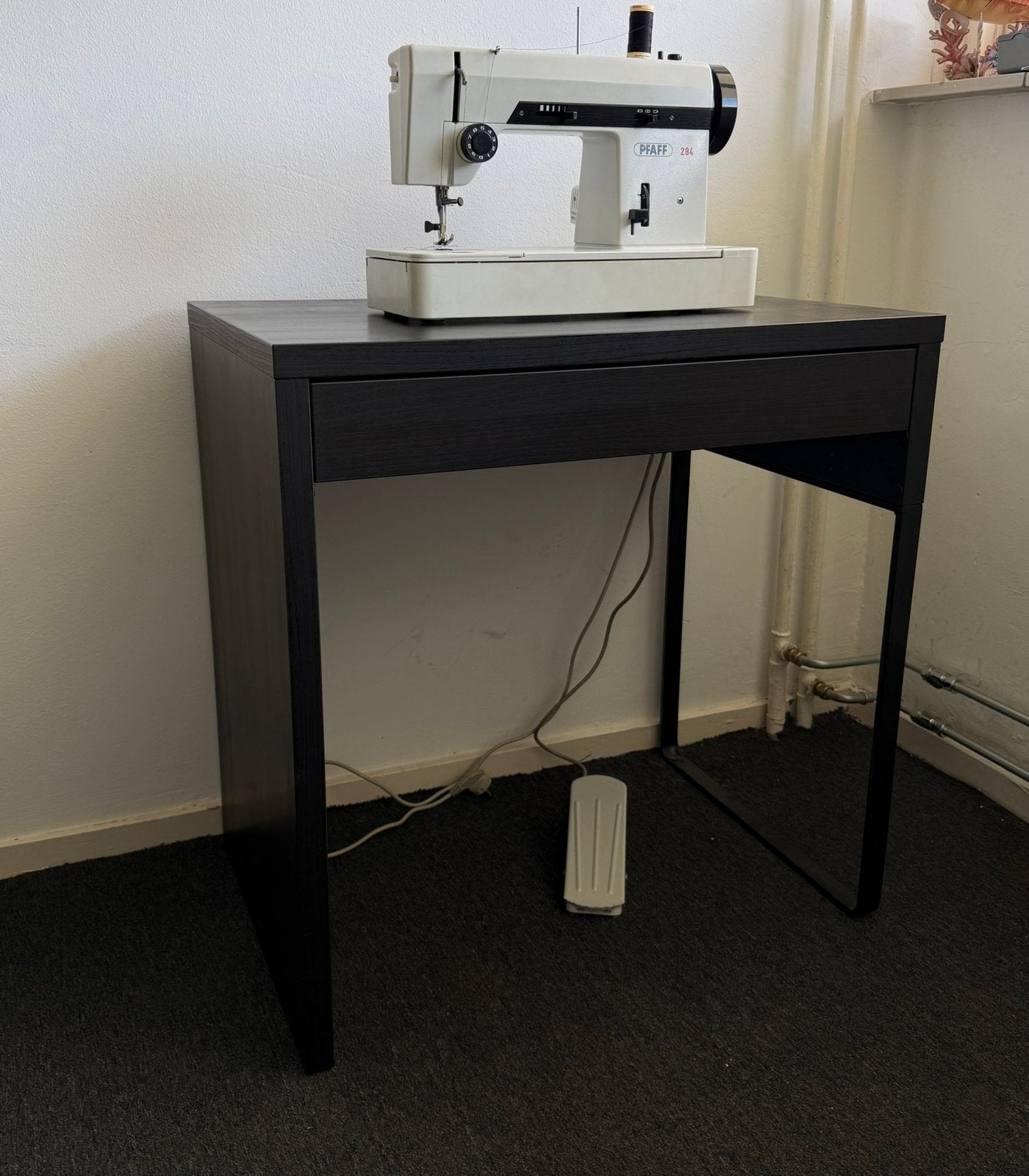 Ikea MICKE Bureau, zwartbruin, Ophalen, Gebruikt, Kabelgoot, 50 cm