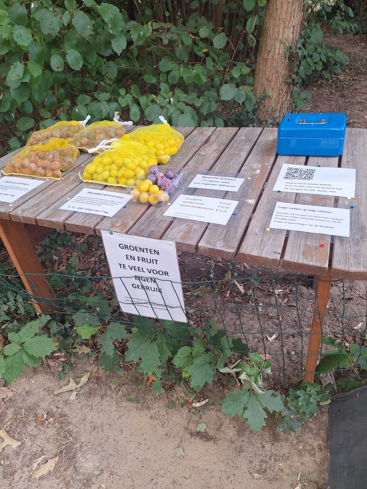 Kraam voor groenten en fruit. Diverse soorten perziken., Ophalen