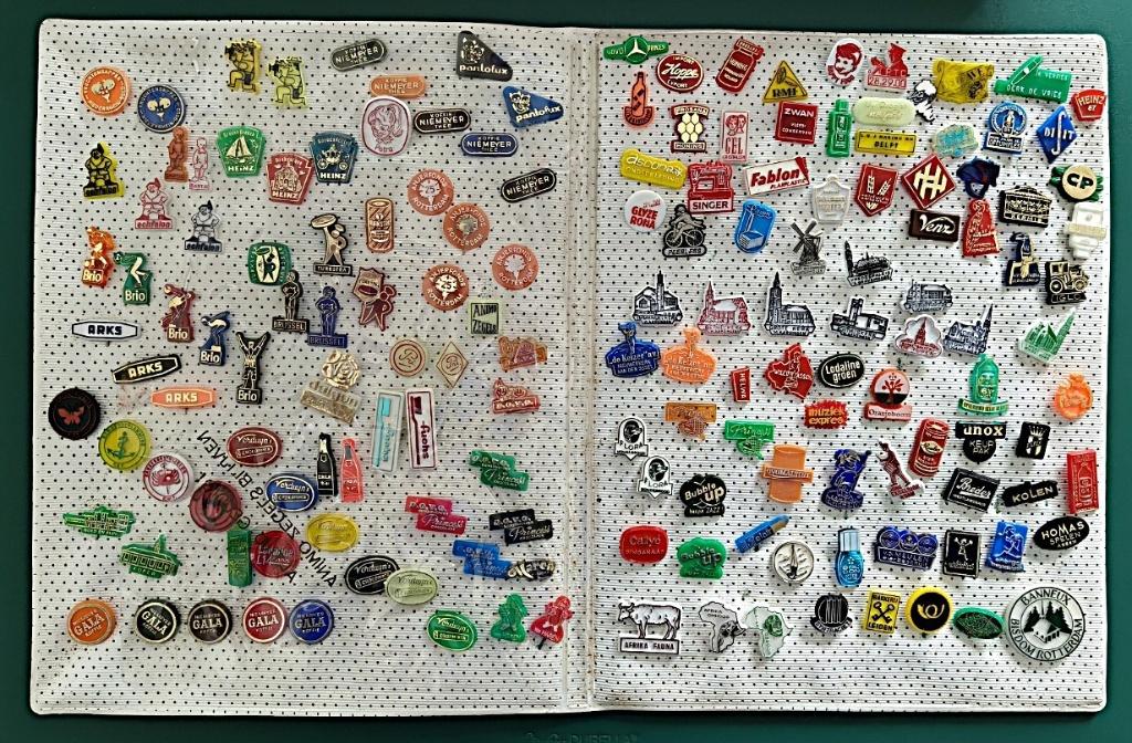 Speldjes album met alleen plastic speldjes +/- 1965, Verzamelen, Speldjes, Pins en Buttons, Verzenden, Gebruikt, Overige onderwerpen