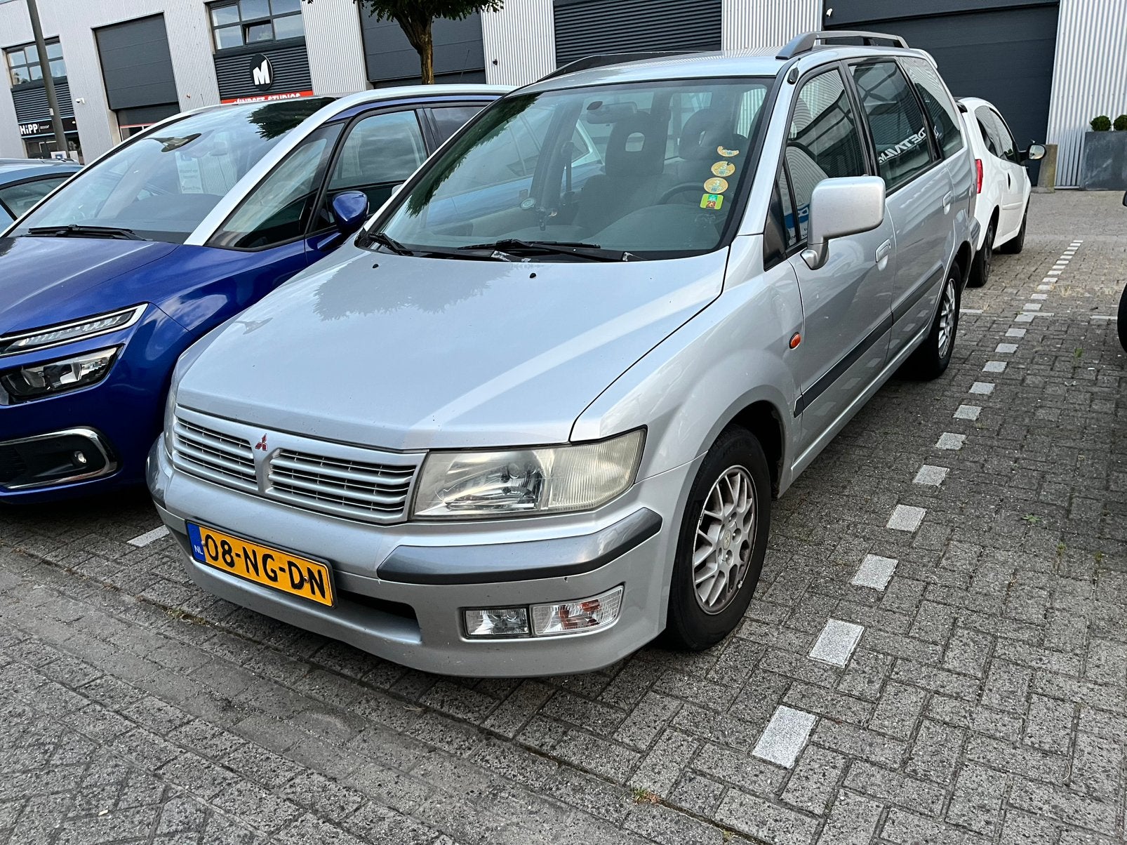 Mitsubishi Space Wagon 2.4 GLX AUT 2003 Grijs, Auto's, 4 cilinders, 570 kg, Particulier, Zilver of Grijs