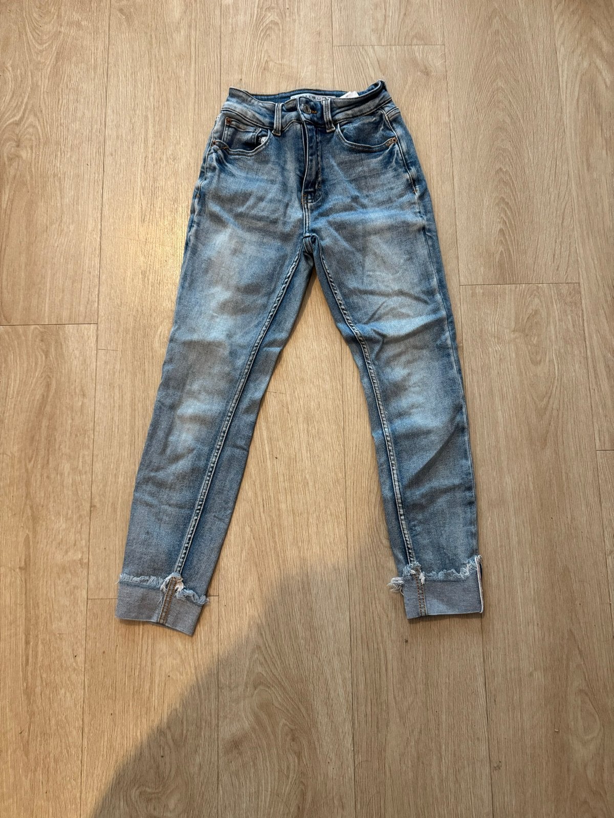 AMISU Jeans Co. W27 spijkerbroek, Kleding | Dames, Ophalen of Verzenden, Zo goed als nieuw, Blauw, W27 (confectie 34) of kleiner