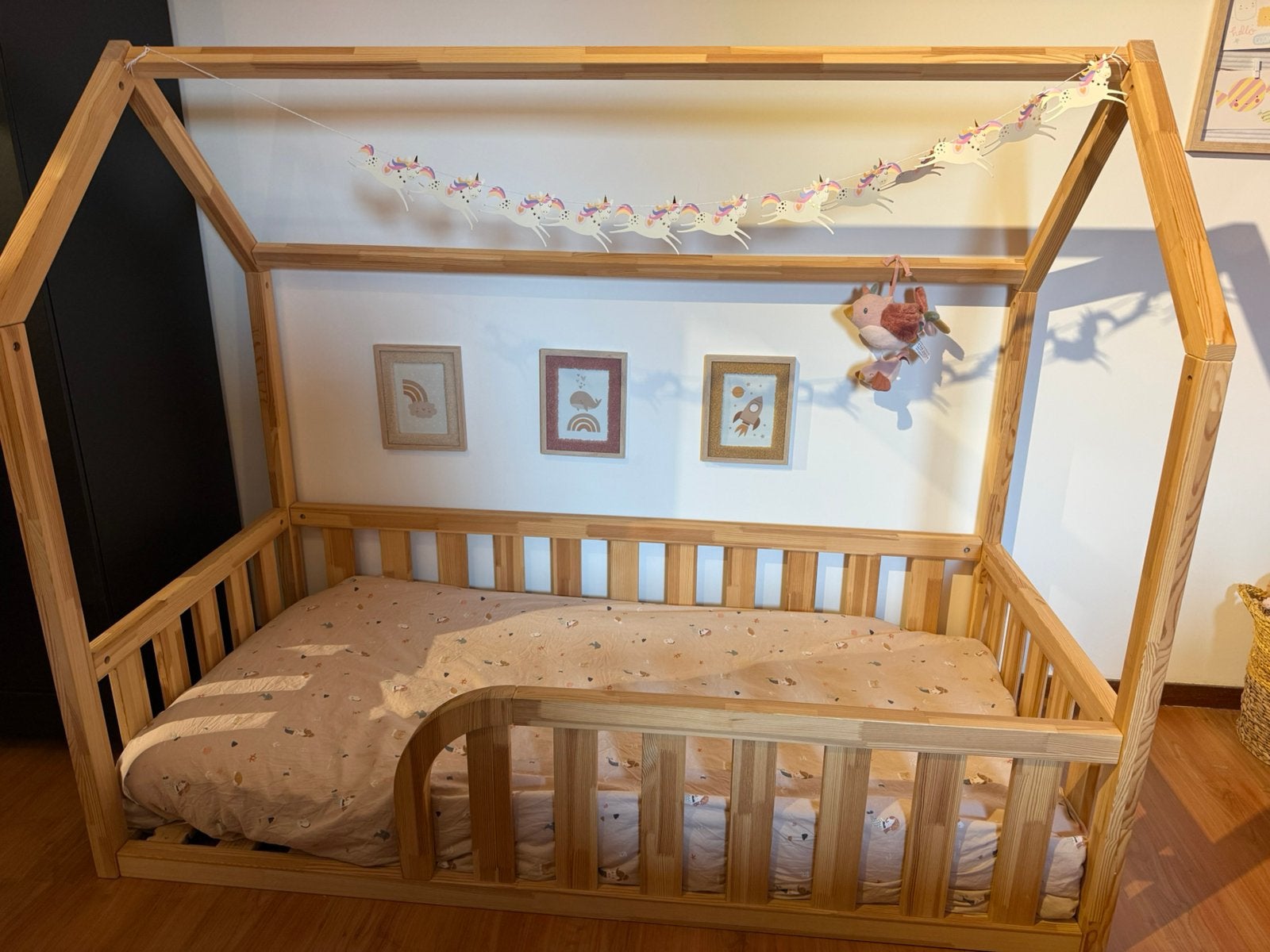 Houten peuterbed huisje met matras, Ophalen, 70 tot 85 cm, 140 tot 160 cm, Zo goed als nieuw