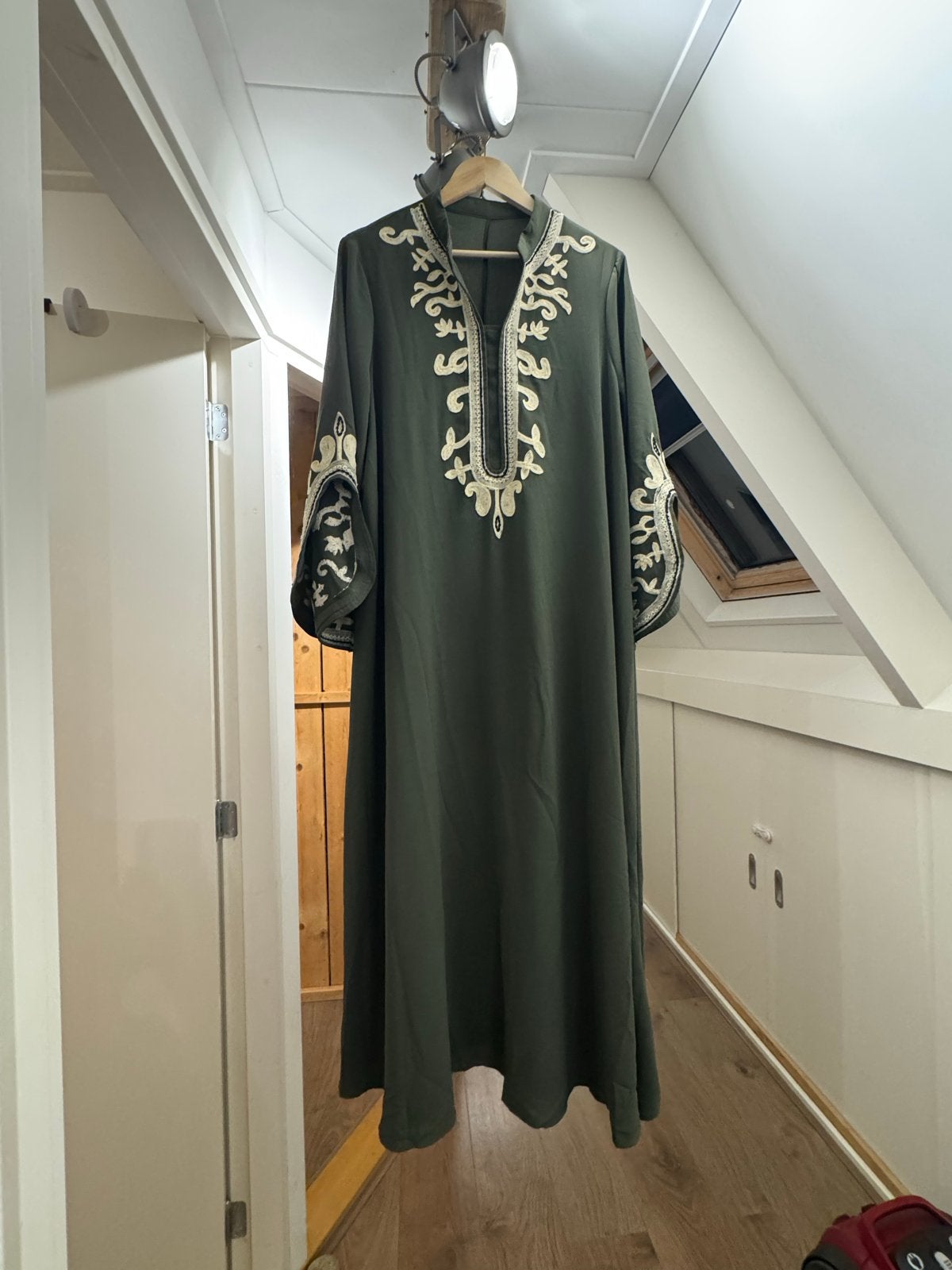 Shein 0XL Legergroene Jurk met Borduurwerk - Caftan, Kleding | Dames, Verzenden, Maat 46/48 (XL) of groter, Nieuw, Onder de knie
